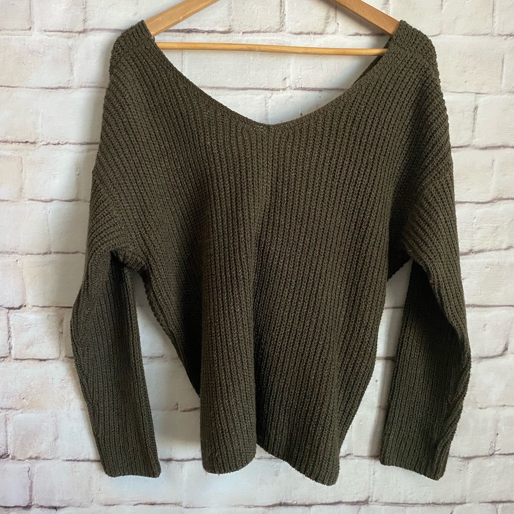 ASTR The Label Wide V-Neck Sweater Twist Back S